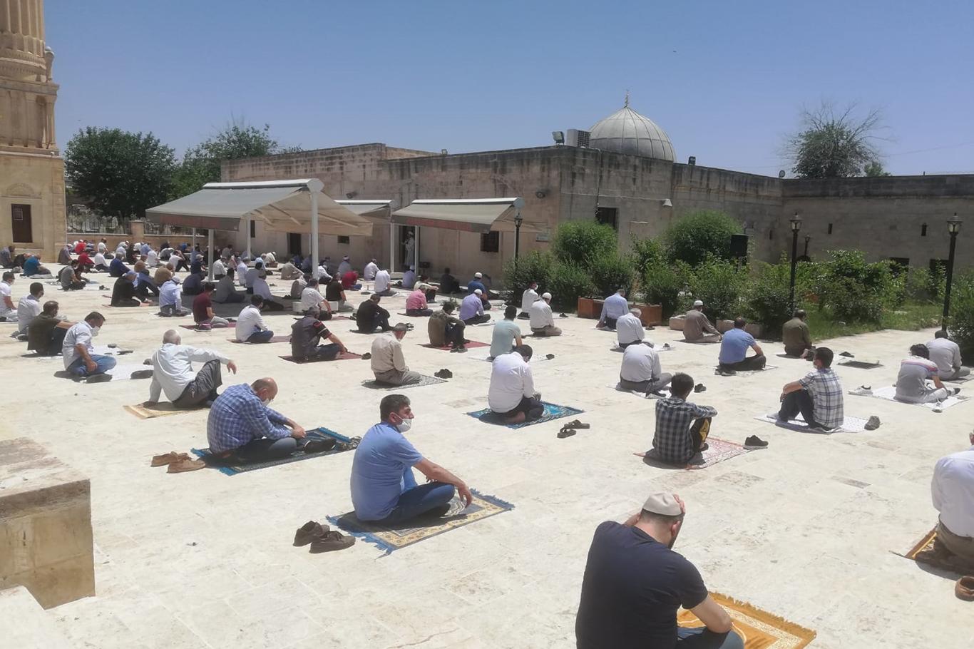 Nusaybinli vatandaşlar aylar sonra cemaatle namaz kıldı